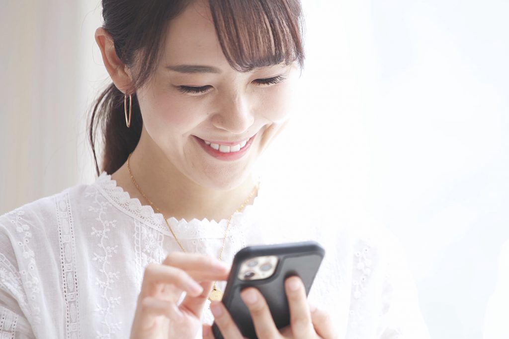 スマホで悩みを聞いてもらい元気になるスタッフのイメージ