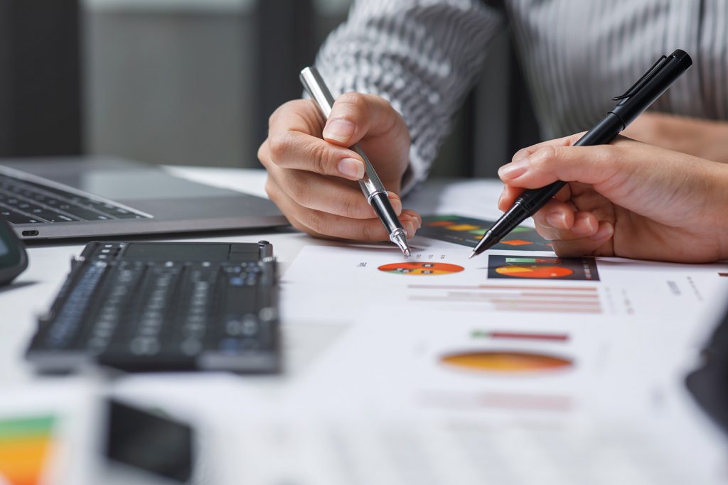 新人とマネージャーが数値について語り合うイメージ図