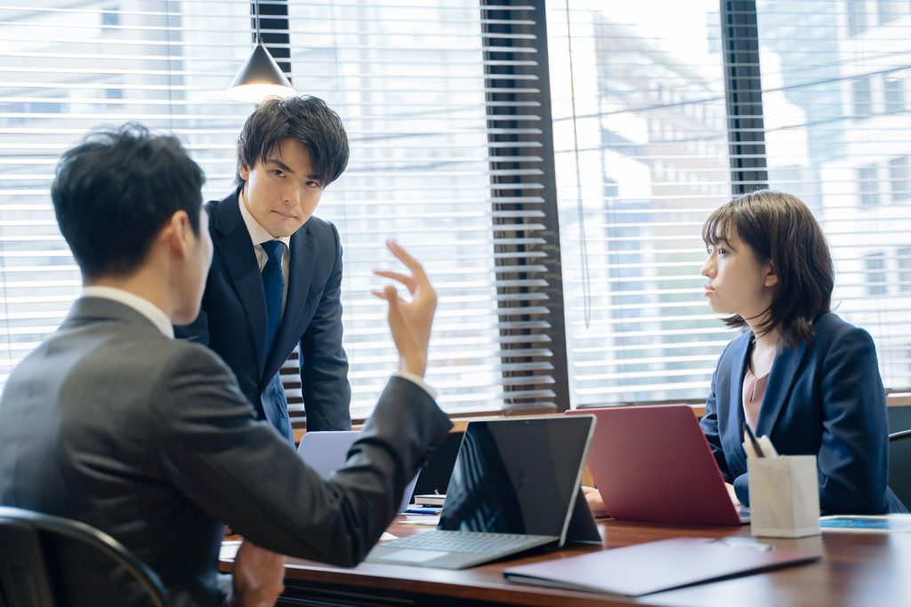 チームで新人を育てるイメージ図