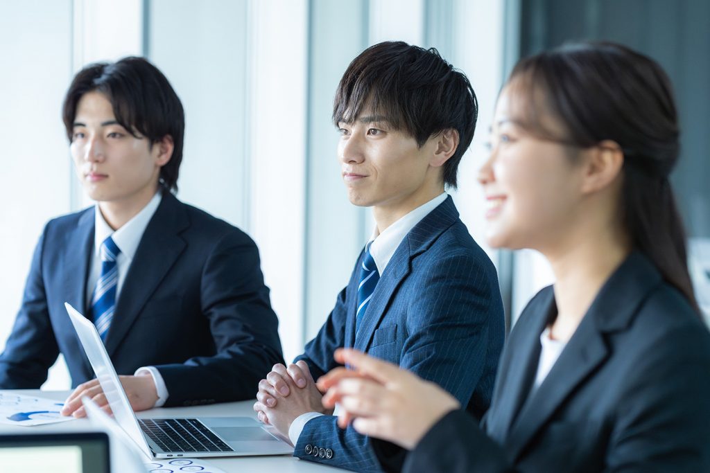 マネージャーがマイクロマネジメントをしなくても、メンバー自身がPDCAを回し成果を出すイメージ