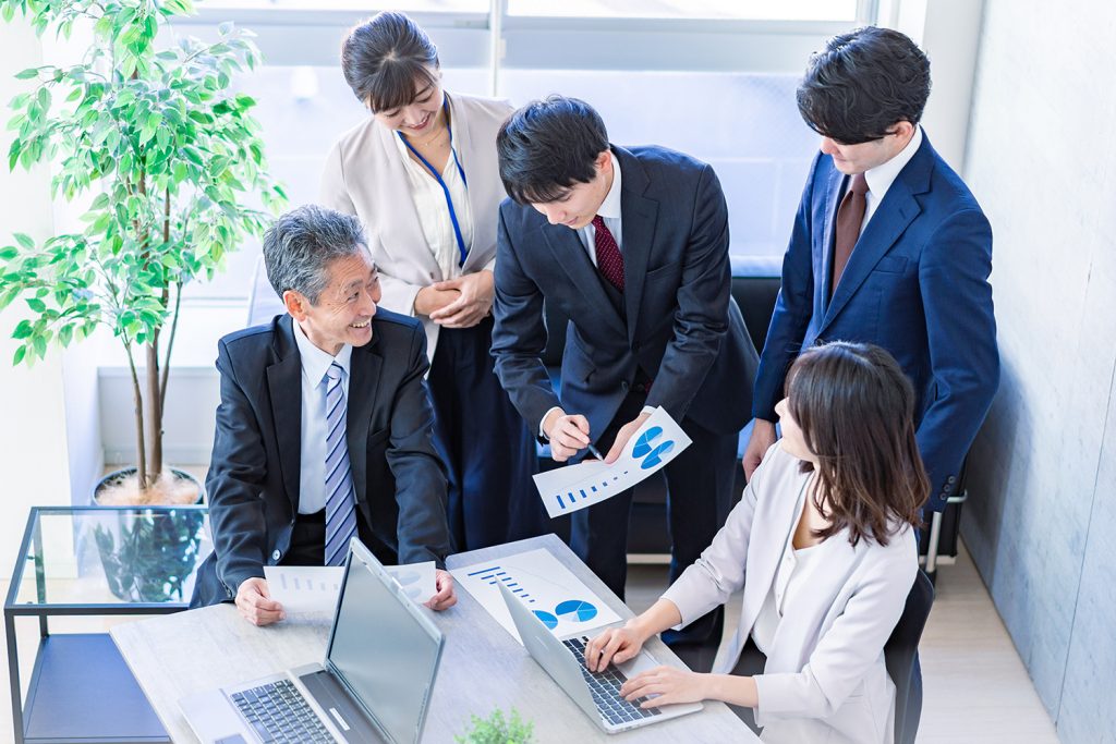 マネージャーは正解を与えずメンバーが自走できるようサポートするイメージ